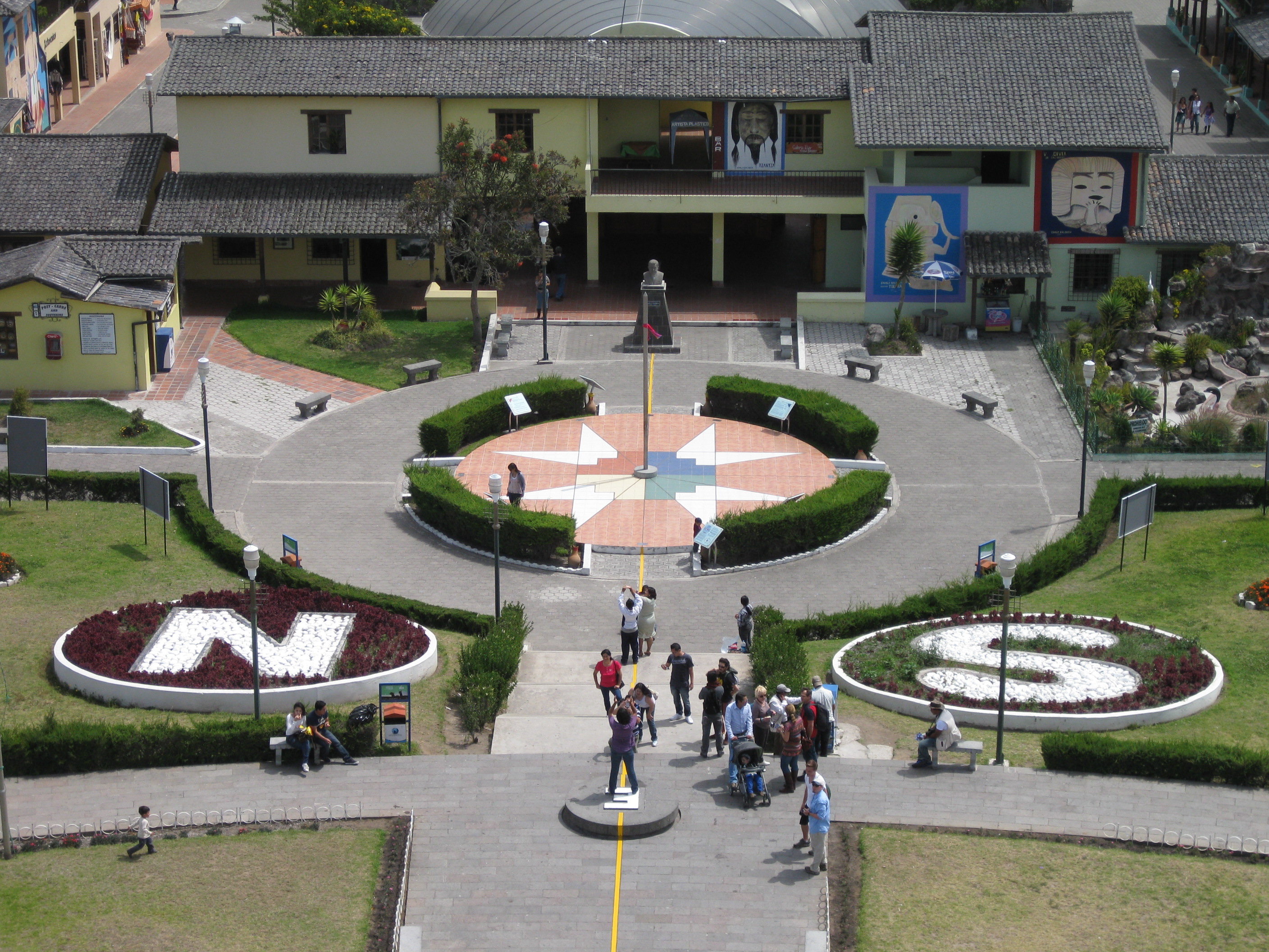 Blick vom Monument auf das Gelände von La Mitad del Mundo