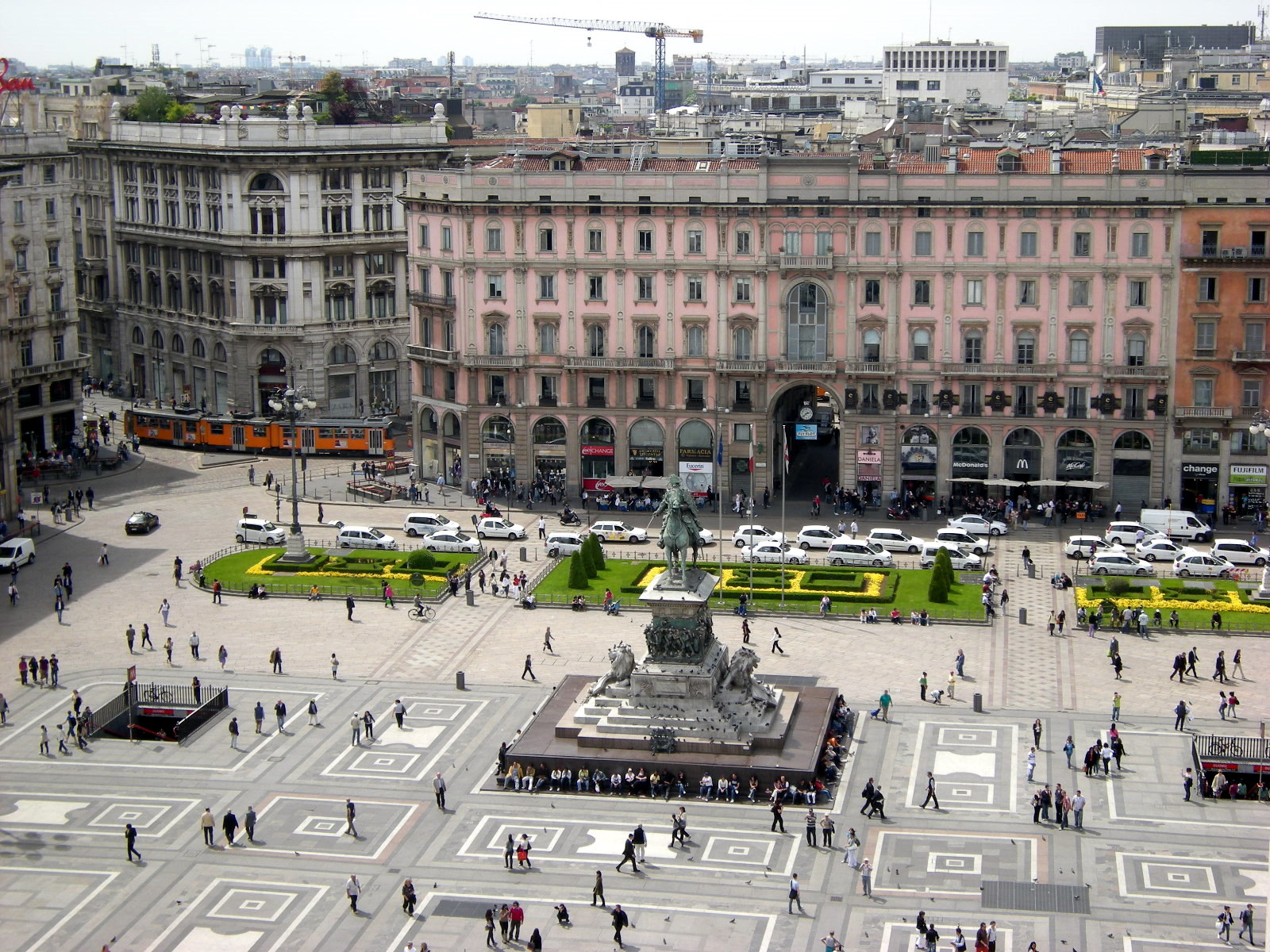 Piazza Duomo de Milão - Itália - Foto Wikimedia.jpg