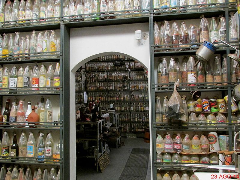 Entrada do antiquário no Engenho Santo Mario em Catanduva-SP,com destaque para a coleção de cachaça. O Museu da Cachaça, anexo ao Engenho, com mais de 5000 garrafas da bebida e um p