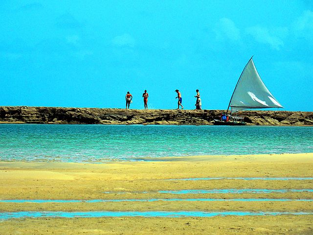 Praia de Muro Alto (Pernambuco) - Foto Beto Quissak Wikimedia