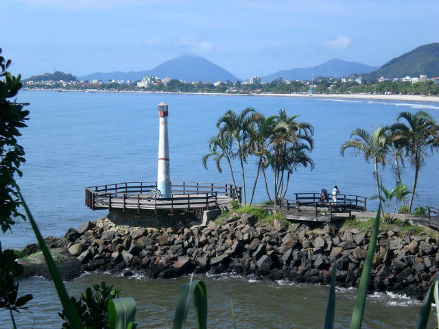 O Farol do Cruzeiro se localiza à beira mar na localização do centro comercial de Ubatuba próximo ao calçadão e a Feirinha