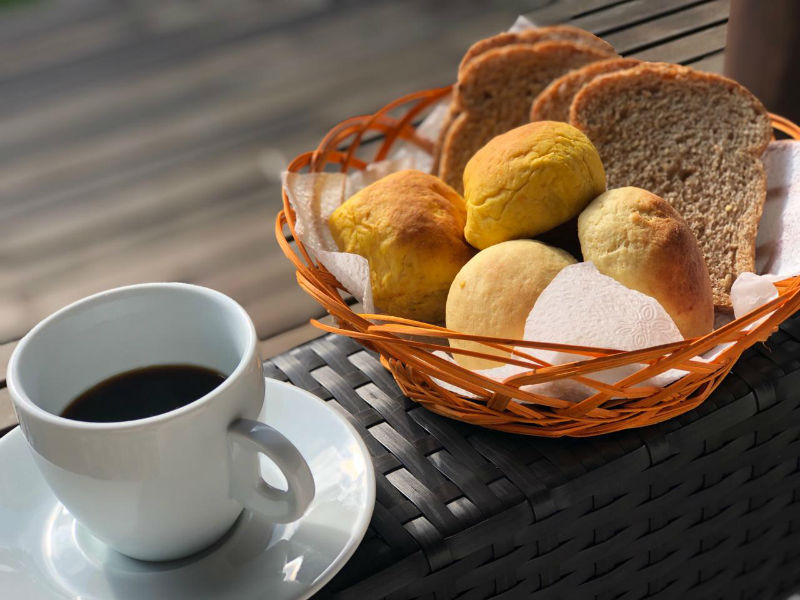 Cafézinho e o tradicional pão de queijo mineiro - Divulgação.jpg